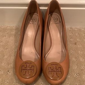 Tory Burch Nude Tan Round Toe Wedge Pumps Size 8.5